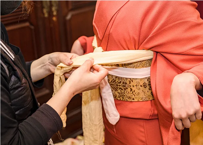 Professional kimono dressing services (for purchases and personal items)