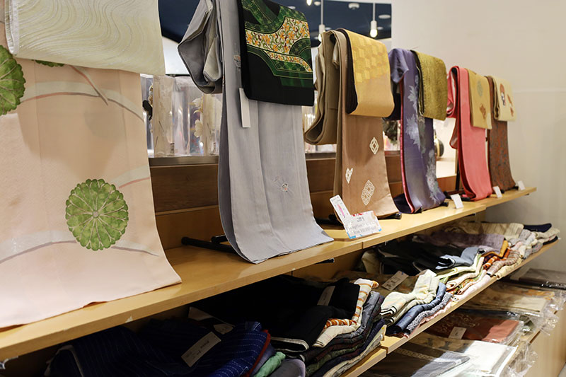 広い店内に多数のお着物をご用意