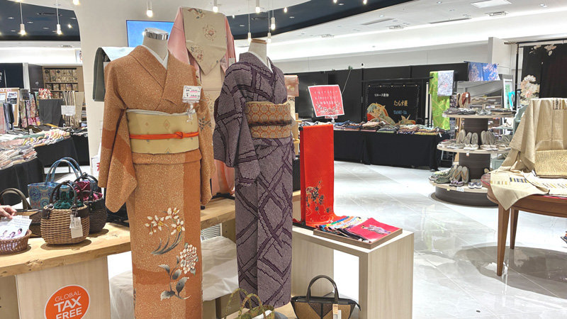 店舗内写真・着物トルソー2体