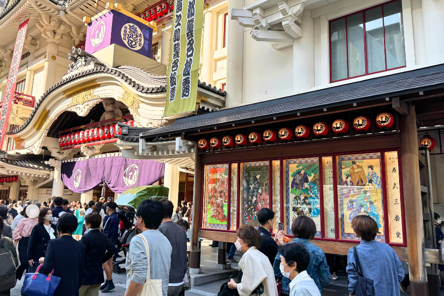 歌舞伎座前の賑わい