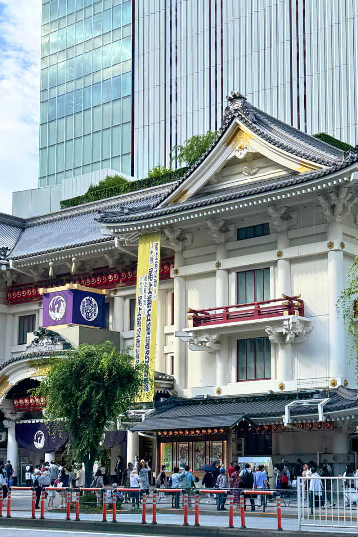 いつになく華やぐ歌舞伎座前景