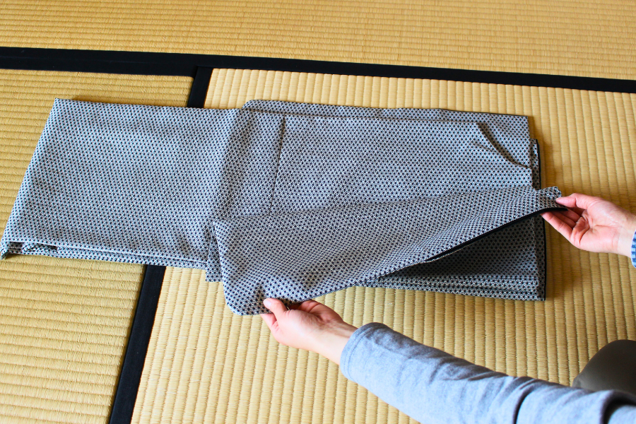 着物をたたむ