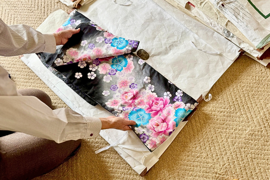たとう紙に着物をしまう