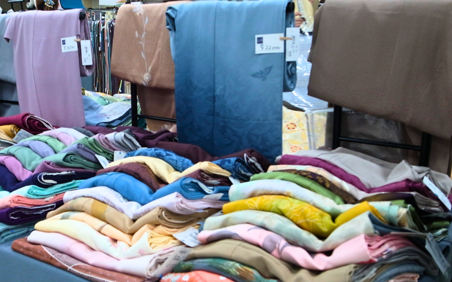 展示会場に並べられた色とりどりの着物生地