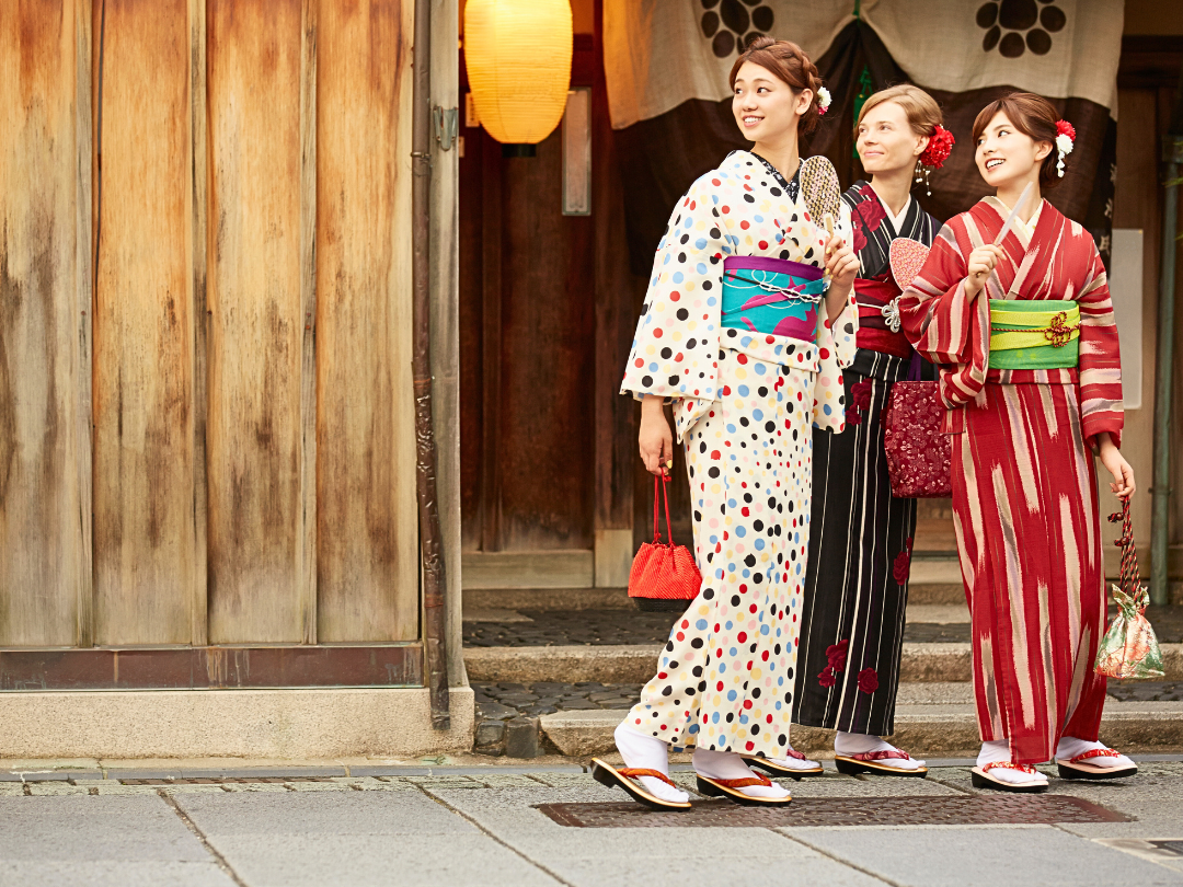 古都を散策する着物姿の3人の女性