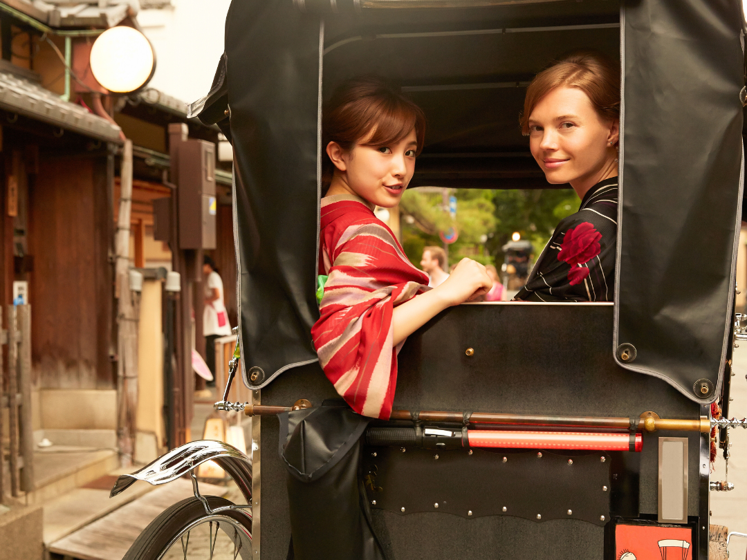 人力車に乗る着物姿の2人の女性