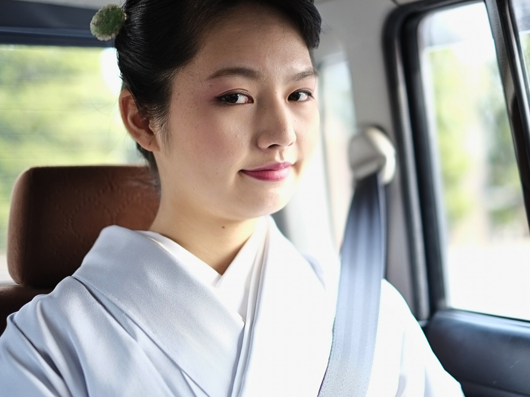 タクシーに乗る和服女性の写真