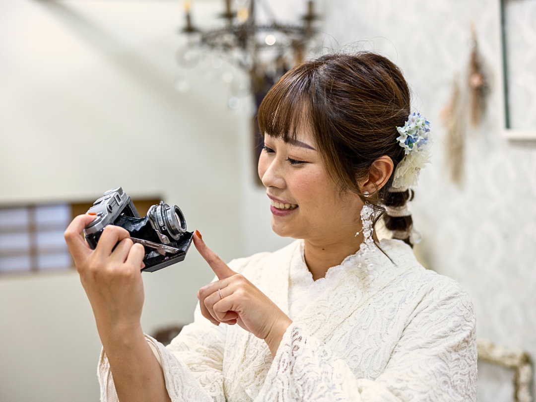 カメラを持つ和服女性