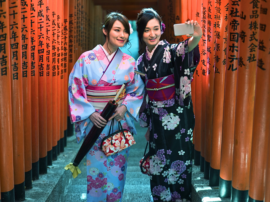 スマホ撮影する和服女性の写真