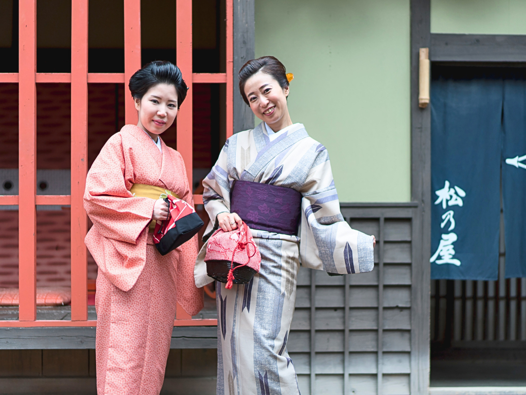 ポージングする和服の女性の写真