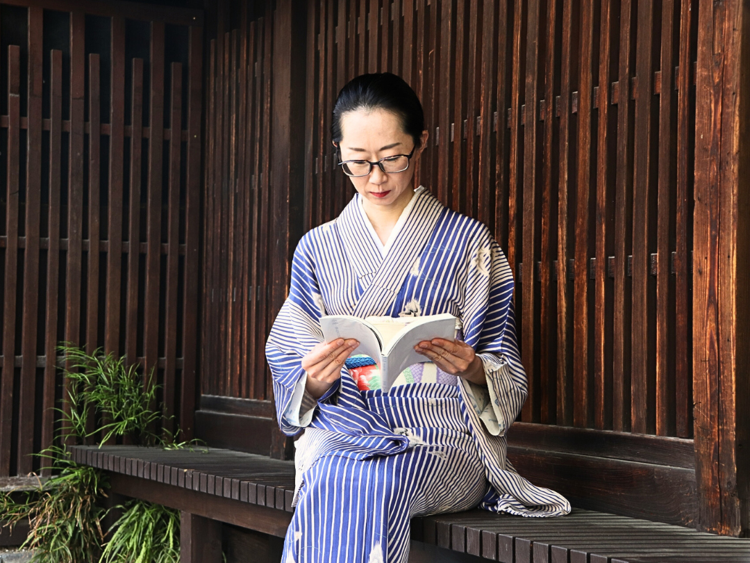 町家でくつろぐ和服女性の写真