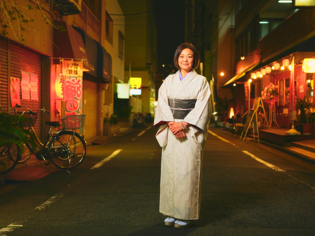 夜の街和服の女性の写真