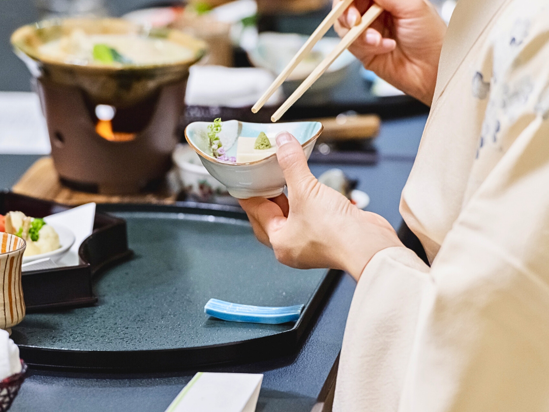 和服食事する女性の写真