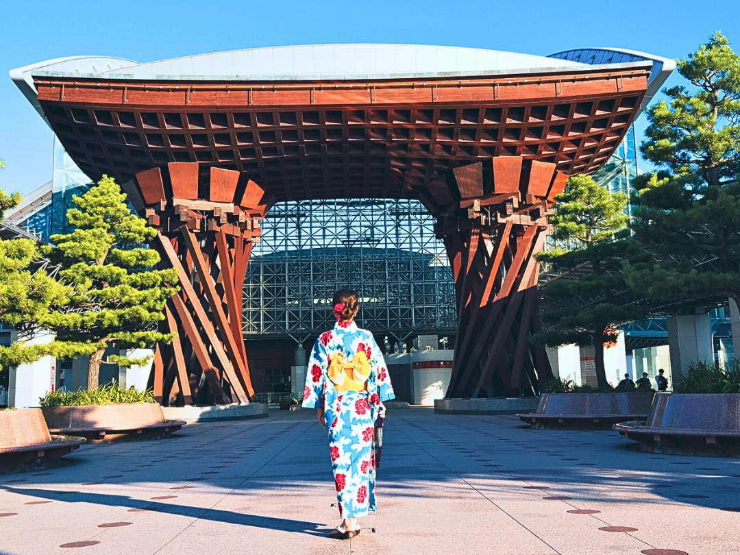 金沢駅前の和服女性の写真