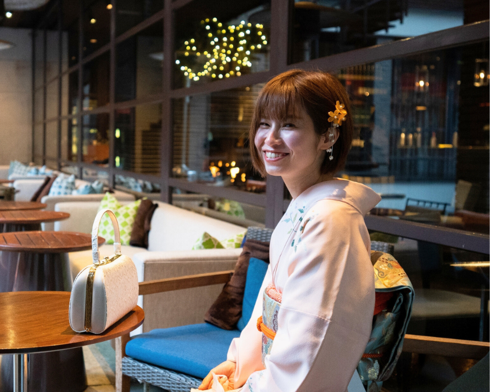 カフェでくつろぐ着物の女性画像